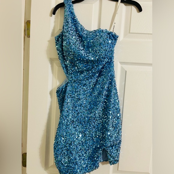 Light Blue Sequin Dress • Size 4
*Bridal Boutique* - Picture 9 of 9